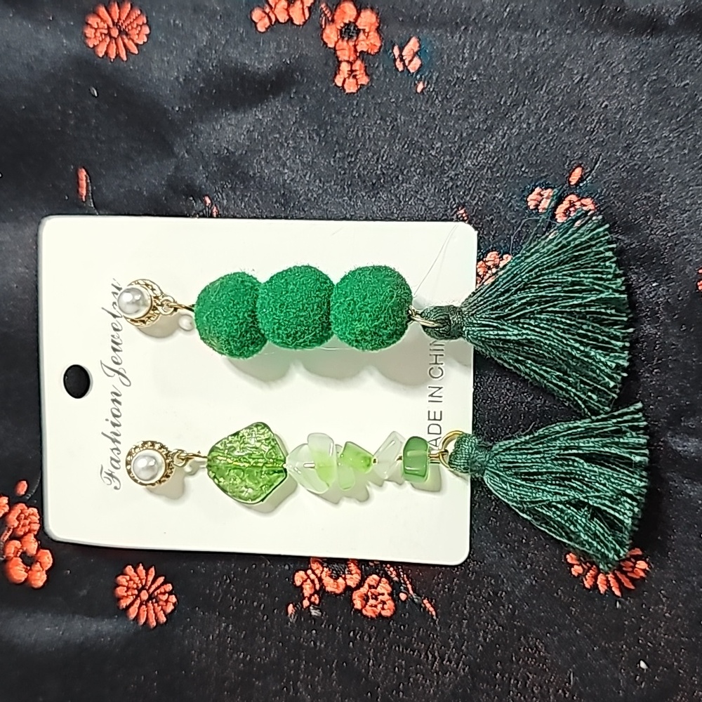 Mismatched green 💚 earrings NWT